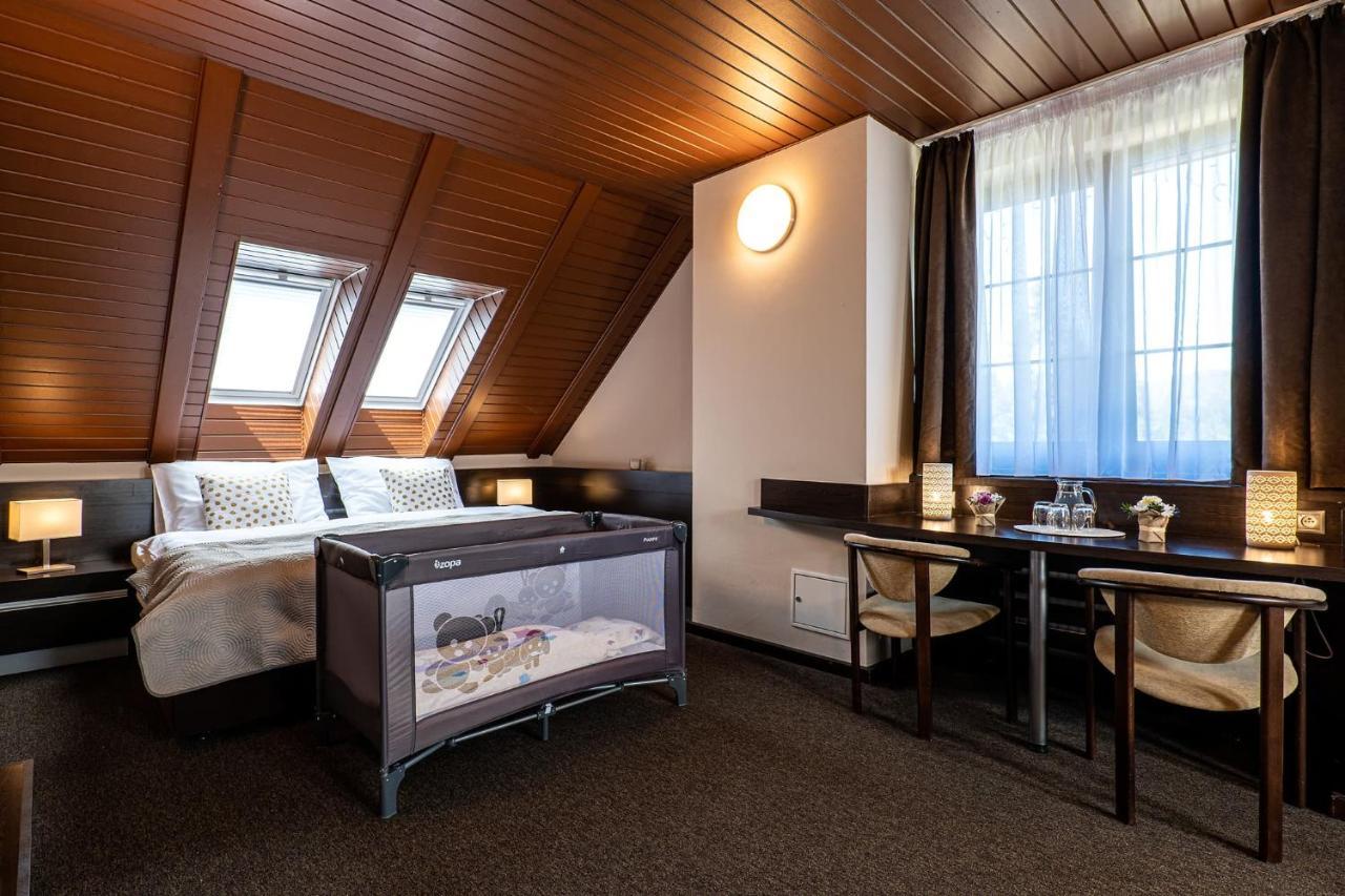 Wellness Hotel Pod Kycmolem Horni Lomna Exterior photo